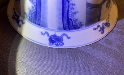 Deux bols de type klapmuts en porcelaine de Chine en bleu et blanc, Kangxi
